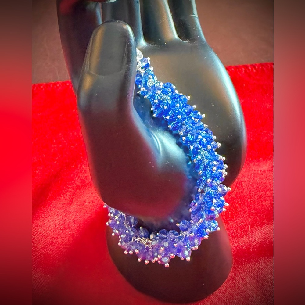 Dazzling Italian Jewelry silver-plated bracelet w/blue crystals & silver beads.